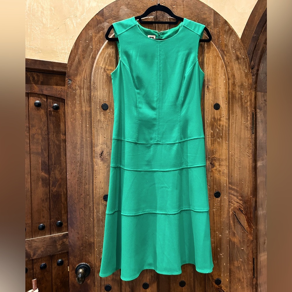 Anne Klein Emerald Green Sleeveless Dress. Size 10 - Picture 2 of 4